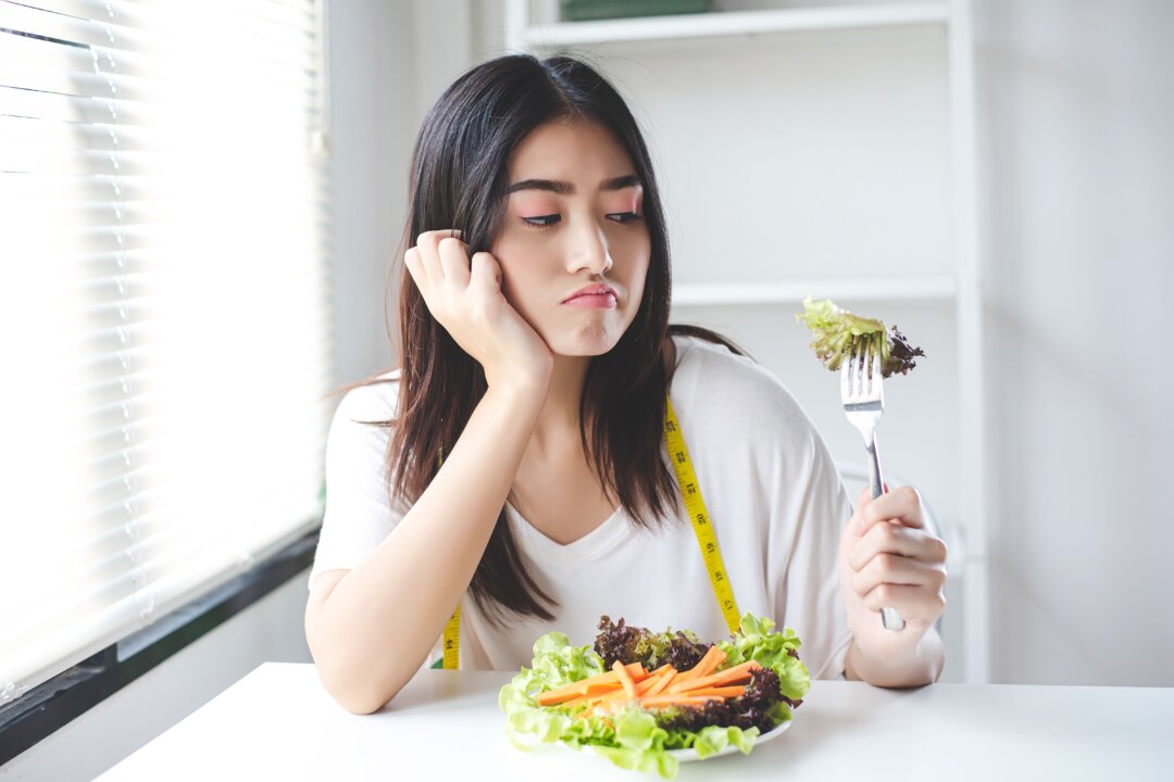 A crash diet of raw veggies isn't just boring, it's unlikely to lead to sustained weight loss. (Seksan.TH/Shutterstock)