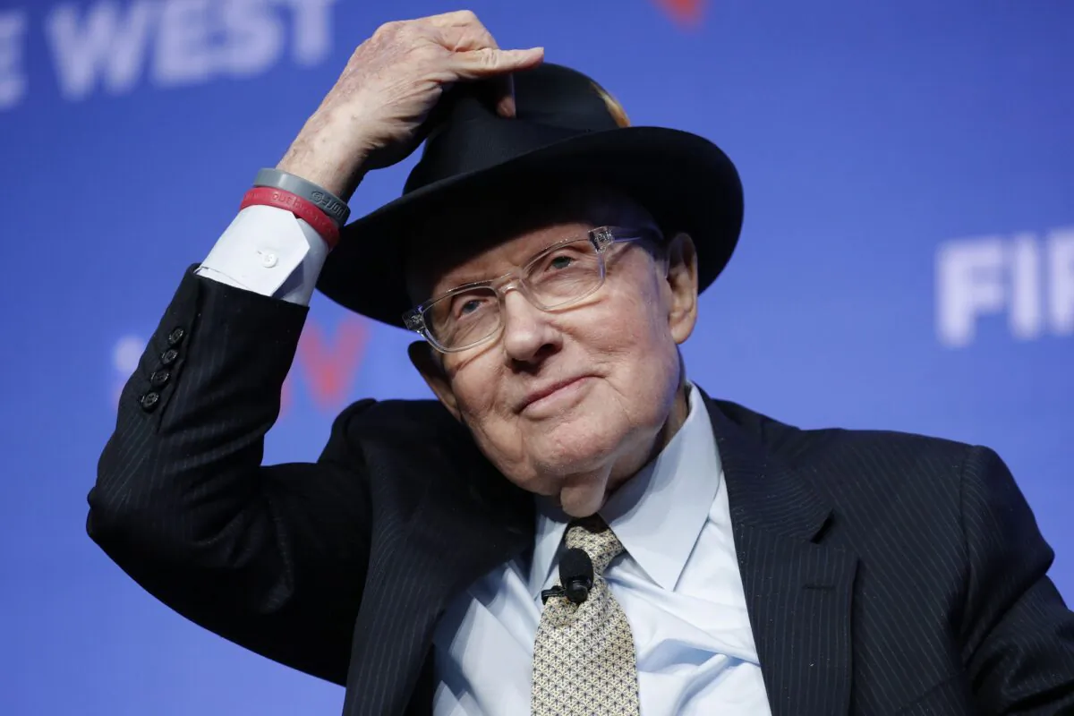 Former Democratic Sen. Harry Reid tips his hat during a fundraiser for the Nevada Democratic Party in Las Vegas on Nov. 17, 2019. (John Locher/AP Photo)