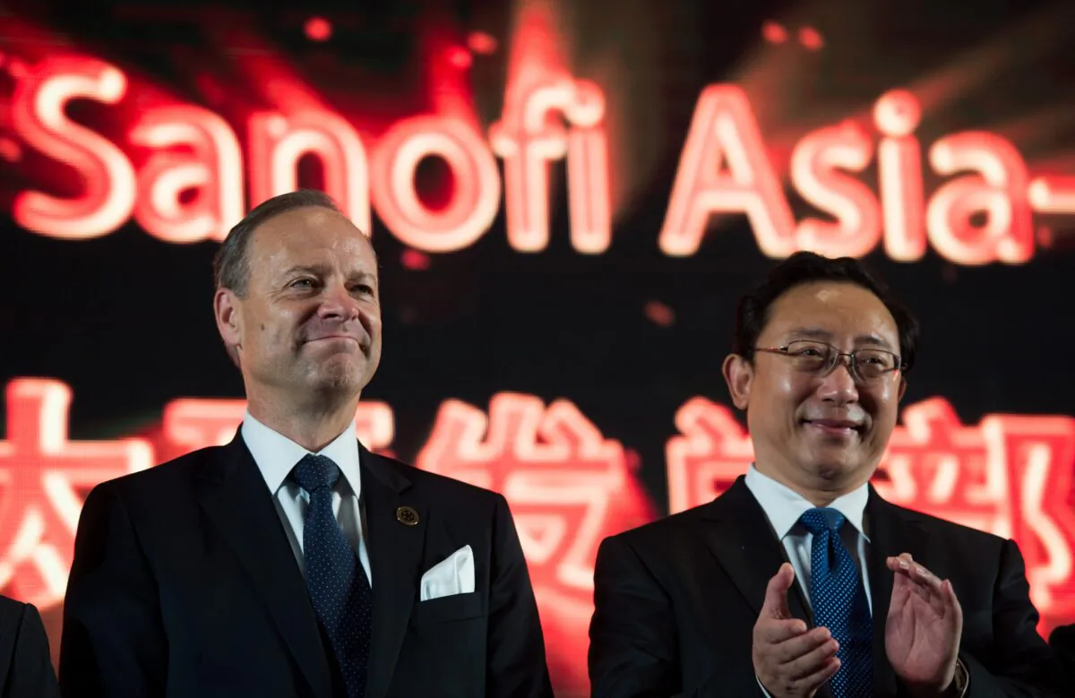 Cao Xuetao (R) and CEO of Sanofi Chris Viehbacher (L) attend the Sanofi Asia Pacific R&D Hub launching ceremony in Shanghai on Sept. 25, 2014. (Johannes Eisele/AFP via Getty Images)