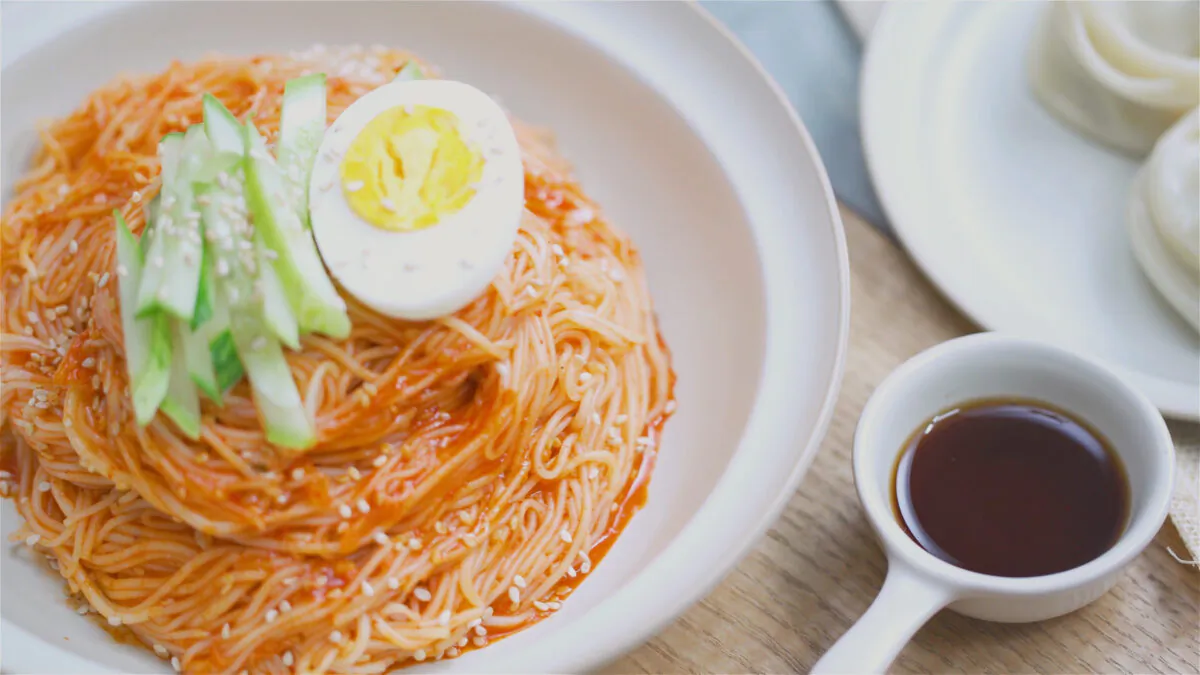 Air-dried instant rice noodles can be the base of a quick and delicious meal. (Courtesy of Han's Korea)