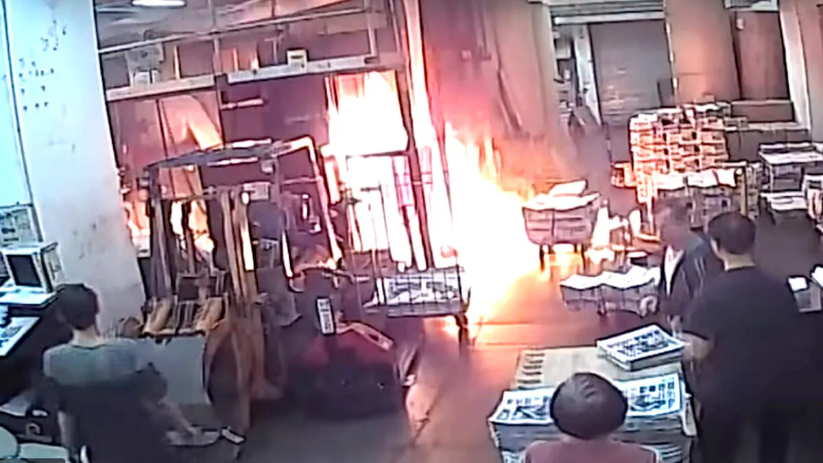 Surveillance footage of the arson attack at the printing press for the Hong Kong edition of the Epoch Times on Nov. 19, 2019. (The Epoch Times) 
