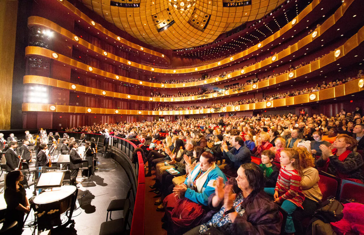 The curtain call for Shen Yun Performing Arts at the David H. Koch Theater at Lincoln Center, in Manhattan, on Jan 11, 2015. (Larry Dai/Epoch Times)
