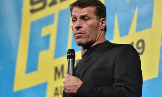 Tony Robbins Sues BuzzFeed Over ‘Premeditated and Malicious Campaign’