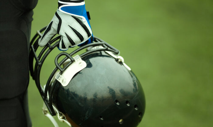 photo-of-high-school-football-player-praying-with-opponent-whose-mom