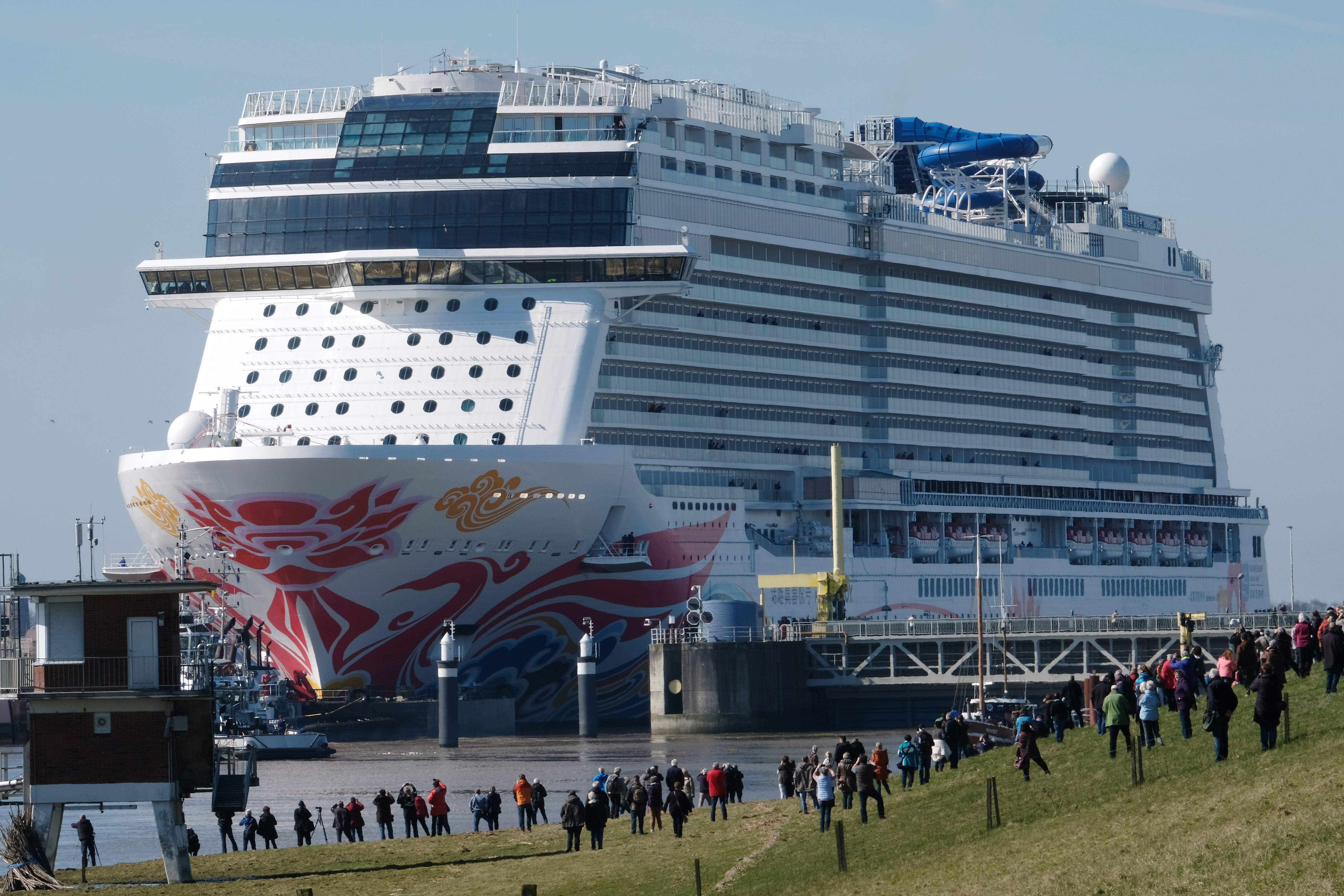 Норвежский круизный лайнер. Norwegian Joy лайнер. NCL Norwegian 2024. Лайнер с картингом. Лайнер круизный норвежский побег.