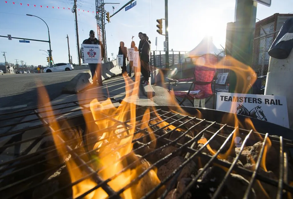 Striking CN rail members are seen in North Vancouver on Nov. 20, 2019. (The Canadian Press/Jonathan Hayward)