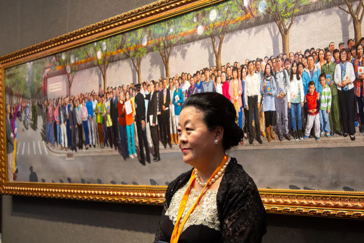 Haiyan Kong, who won the Gold Award at NTD's Fifth International Figure Painting Competition with her work "April 25th, 1999," at the Salmagundi Club in New York on Nov. 26, 2019. (Chung I Ho/The Epoch Times)