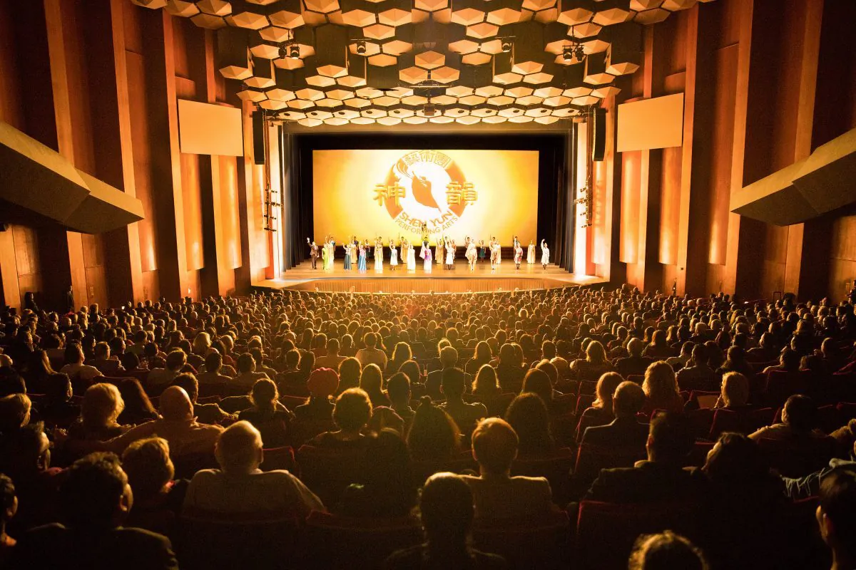 Shen Yun Performing Arts Touring Company's curtain call at Jones Hall for the Performing Arts, in Houston, on Dec. 22, 2017. (Larry Dye/The Epoch Times)