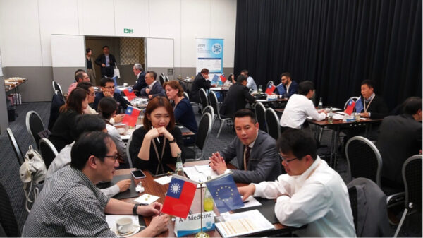 Interaction of manufacturers at the conference.