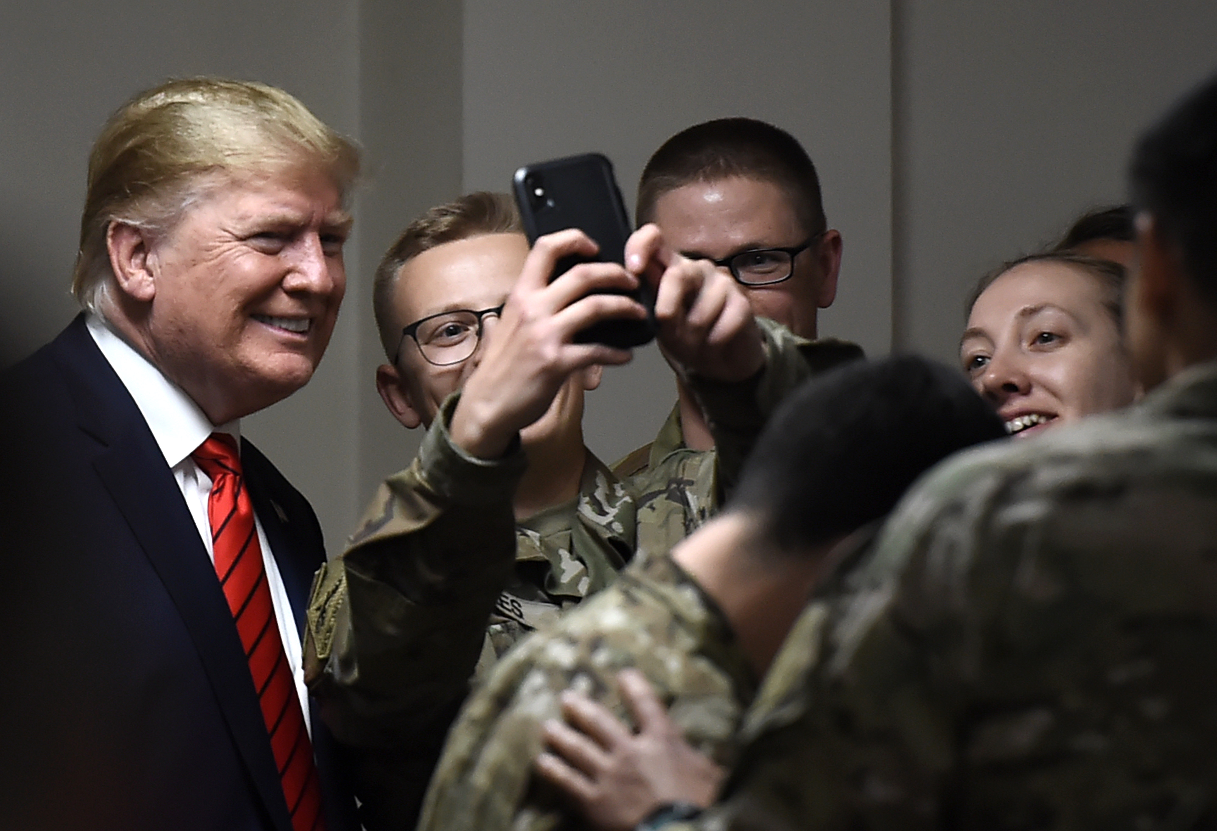 Trump poses for selfies with troops in Afghan