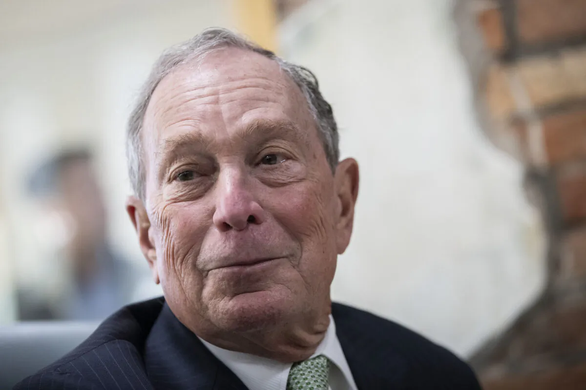 Former New York Mayor Michael Bloomberg meets Virginia House Delegate-Elect Nancy Guy (not seen) at a coffee shop in Norfolk, Virginia on Nov. 25, 2019. (Drew Angerer/Getty Images)