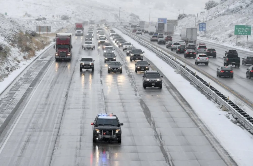 California Highway Patrol guides traffic along the Interstate 5 freeway at the Tejon Pass, Calif., as travelers try to get in and out of Southern California for the Thanksgiving holiday, on Nov. 27, 2019.(David Crane/The Orange County Register via AP)