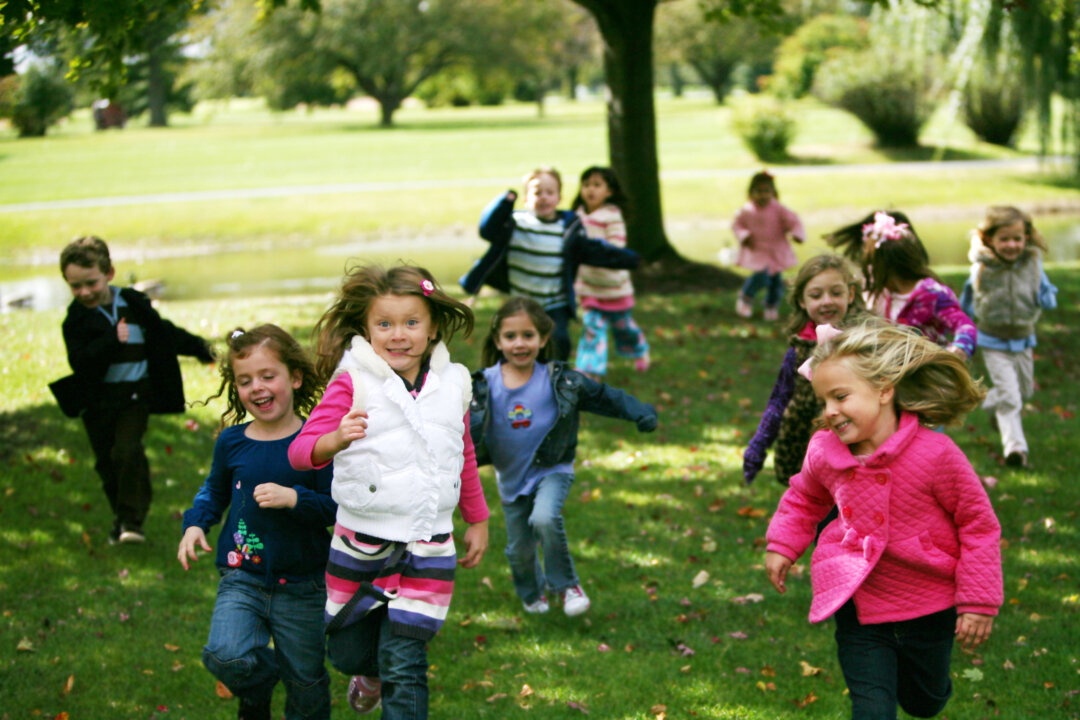 Children get much more physical exercise when they play outdoors compared to indoors. (Tracy Whiteside/Shutterstock)