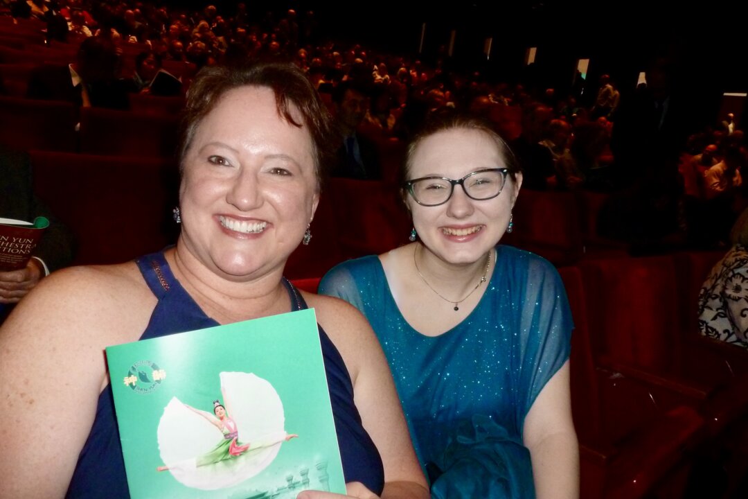 Lori Matthews (L) and her daughter enjoyed Shen Yun Performing Arts at the Jones Hall for the Performing Arts in Houston on Dec. 31, 2019. (Sonia Wu/The Epoch Times)