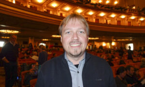 Couple See Shen Yun Last Minute After Waiting 10 Years