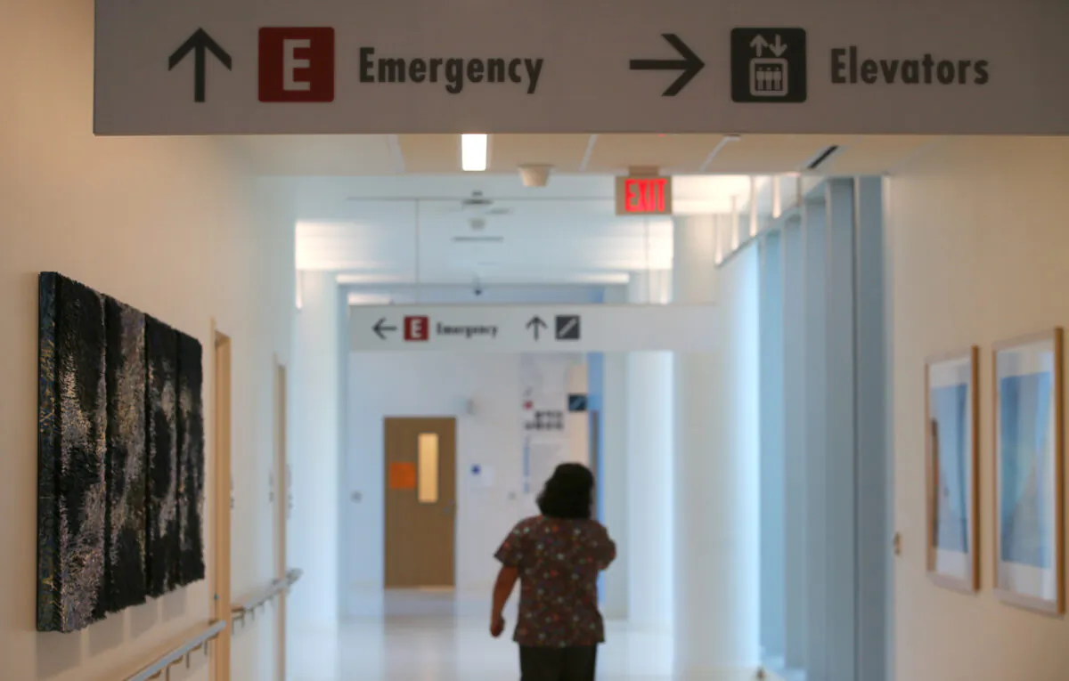An emergency sign directs patients and staff to the emergency room at the Kaiser Permanente San Diego Medical Center in San Diego, California on April 17, 2017. (Mike Blake/Reuters)
