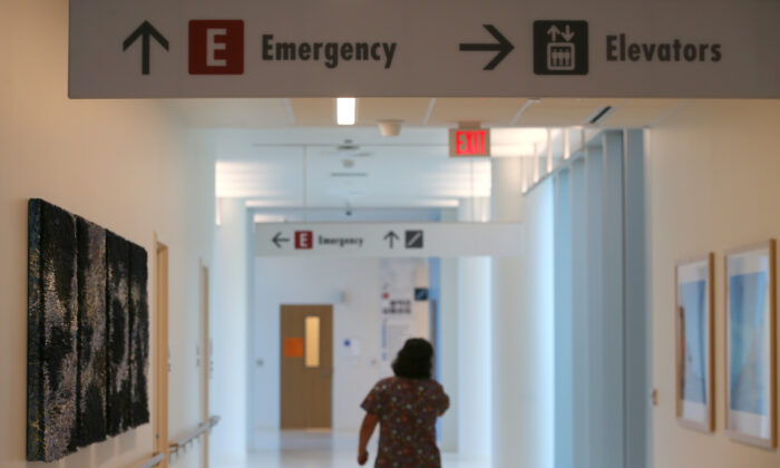 An emergency sign directs patients and staff to the emergency room at the newly constructed Kaiser Permanente San Diego Medical Center in San Diego, California in an April 17, 2017. (Mike Blake/Reuters/File)
