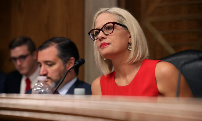 参议员 Kyrsten Sinema 于 2019 年 5 月 14 日在华盛顿国会山的德克森参议院办公大楼举行听证会。（Chip Somodevilla/Getty Images）