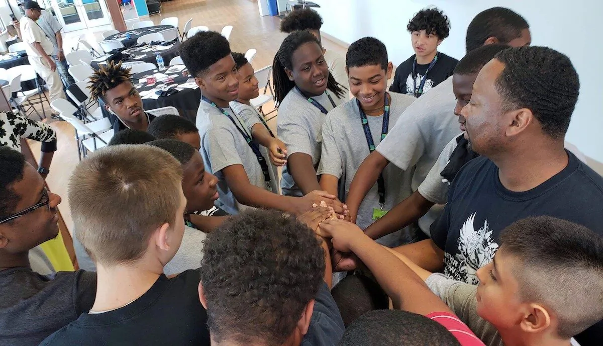Sean Ingram (R) works with young people at the Sean Ingram Arts Academy. (Courtesy Sean Ingram)