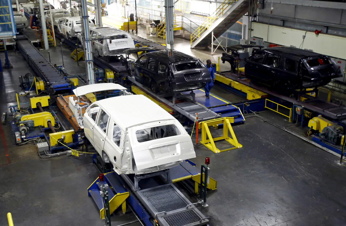 SUVs move through the assembly line at the General Motors Assembly Plant in Arlington, Texas, on June 9, 2015. (Reuters/Mike Stone)