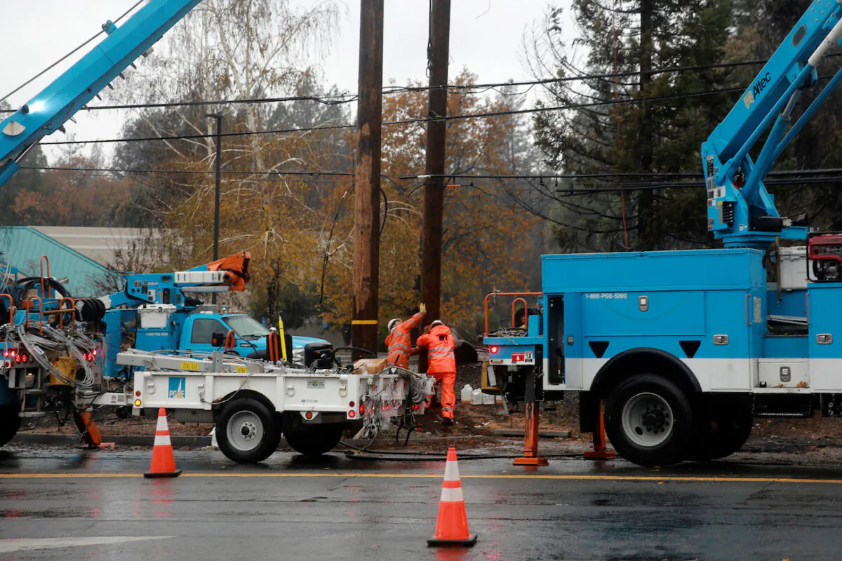 PG&E works on power lines to repair damage caused by the Camp Fire in Paradise, Calif. on Nov. 21, 2018. (Elijah Nouvelage/Reuters)