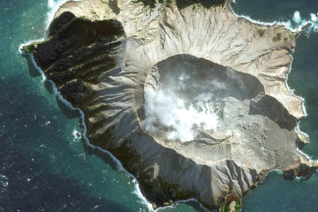 Volcano Neapolis New Zealand Volcano Vents Steam, Delays Recovery of Bodies | The Epoch ...