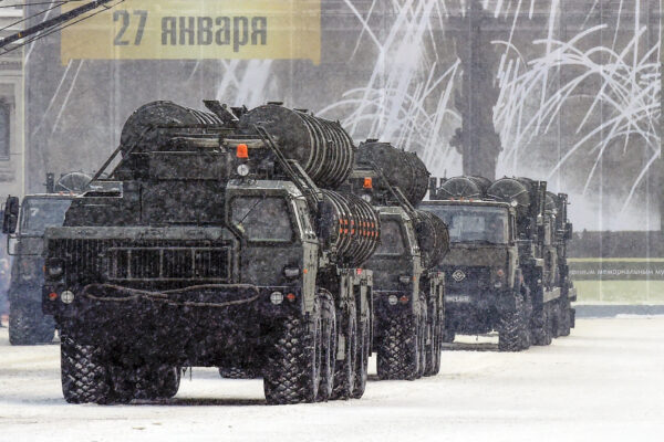 Los sistemas de misiles antiaéreos rusos C 400 conducen durante el desfile militar que conmemora el 75 aniversario del levantamiento del asedio nazi de Leningrado, en la plaza Dvortsovaya en San Petersburgo el 27 de enero de 2019. (Olga Maltseva / AFP a través de Getty Images)