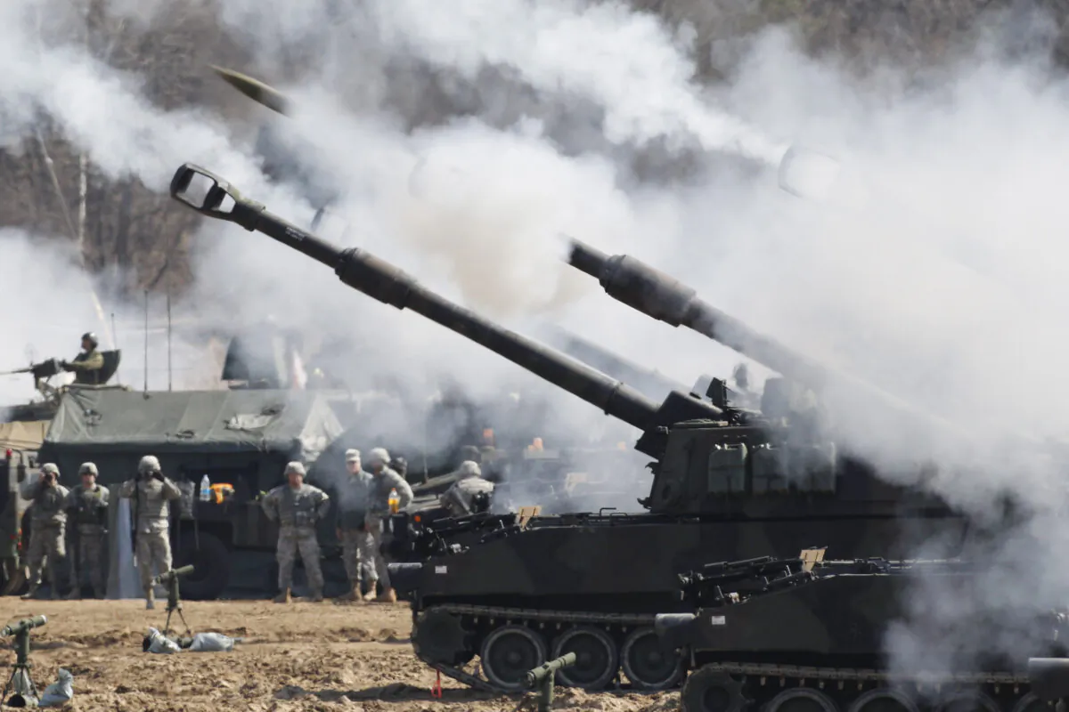 U.S. Army M109A6 Paladin self-propelled howitzers fire at the U.S. army's Rodriguez range in Pocheon, South Korea, on March 15, 2012. ( Kim Hong-Ji/AFP via Getty Images)