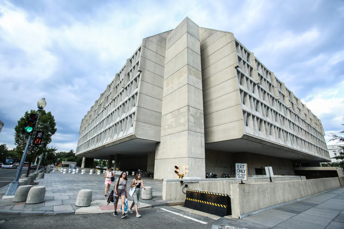 The Department of Health and Human Services building in Washington on Aug. 14, 2018. (Samira Bouaou/The Epoch Times)