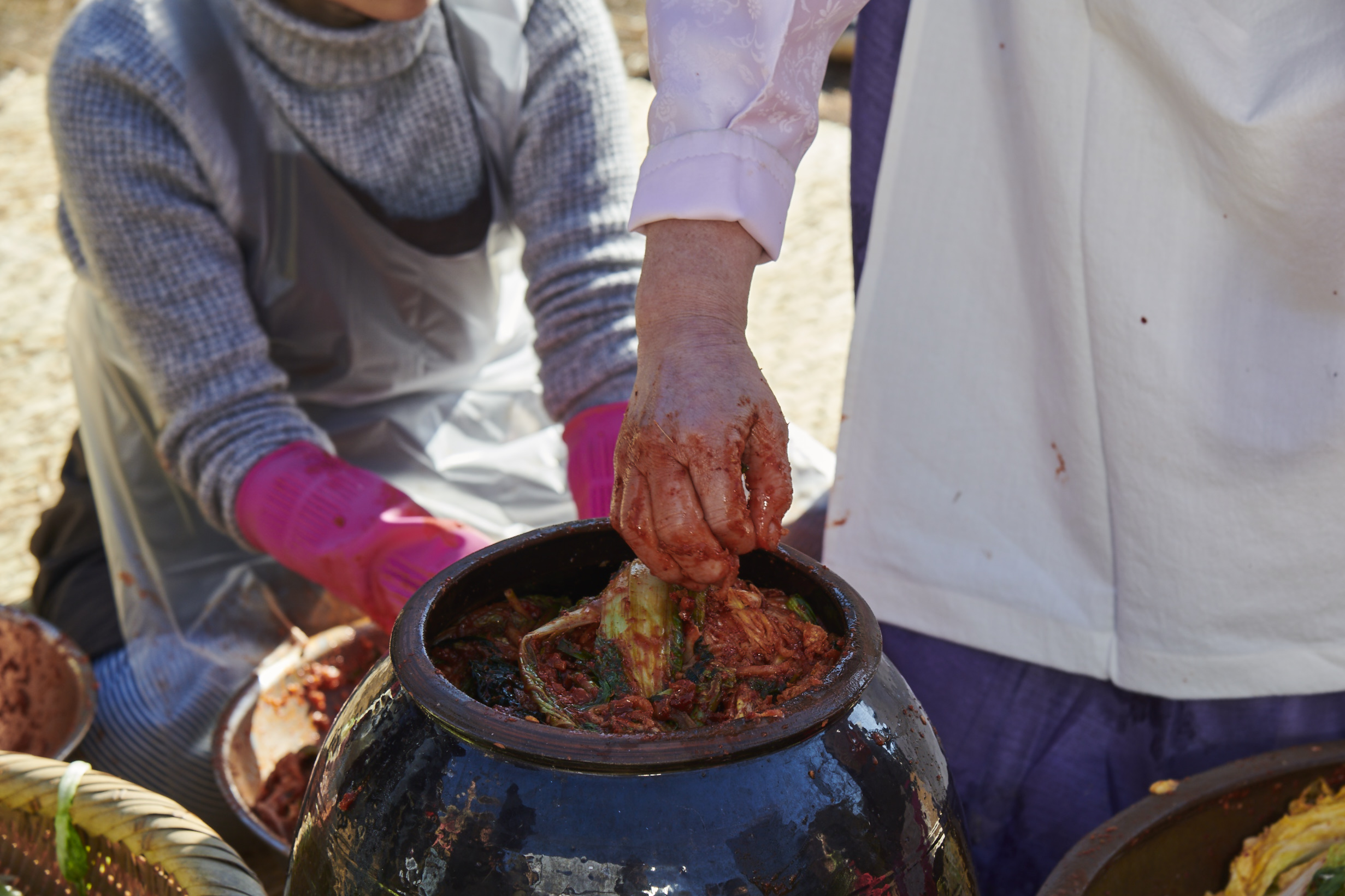 packing kimchi into onggi