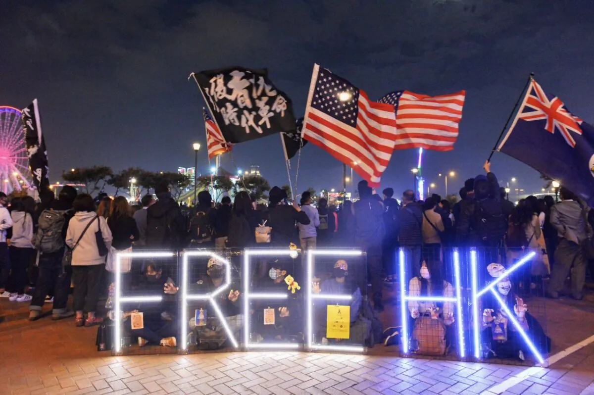 Protesters hold up US national flags at Edinburgh Place in Hong Kong, on Dec. 12, 2019. (Sung Pi-lung/The Epoch Times)
