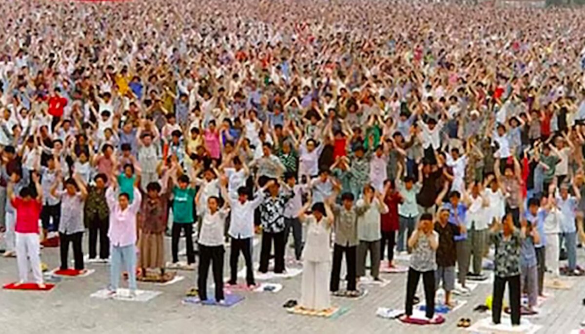 Falun Dafa practitioners in a group practice session in Shenyang City, China, in 1998. (Minghui)