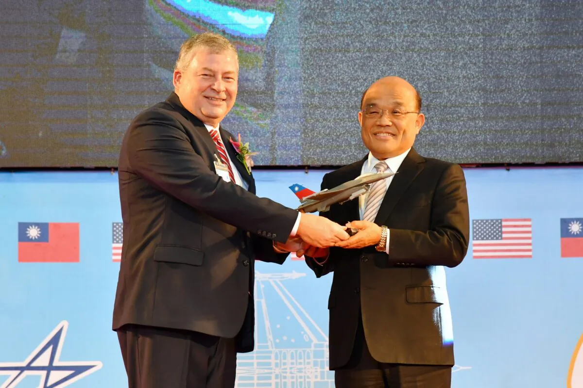 Randy Howard, director of Business Development for the F-16/F-22 Integrated Fighter Group for Lockheed Martin Aeronautics, presents Taiwan's Premier Su Tseng-chang with a F-16V model at a signing ceremony in Taipei, Taiwan, on Dec. 17, 2019. (Taiwan's Executive Yuan)