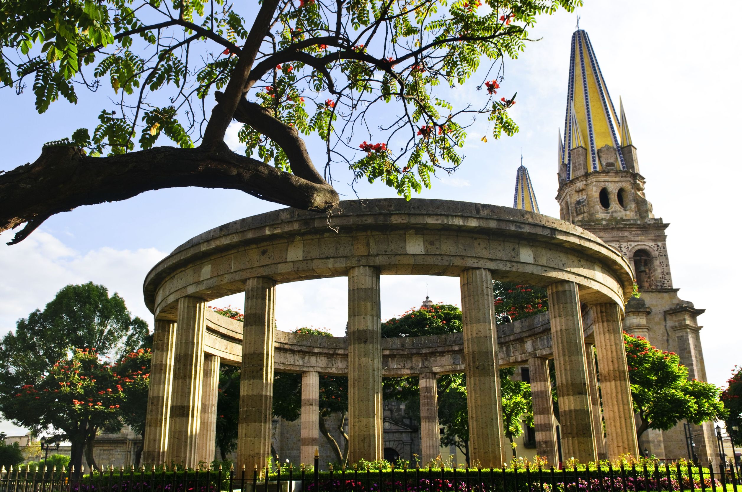 Guadalajara Rotonda-de-los-Jalisciences-Ilustres-and-Cathedral