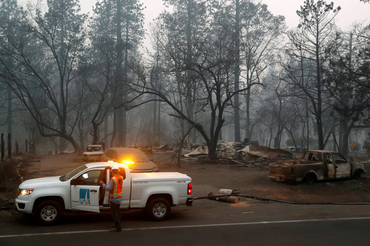 Employees of Pacific Gas & Electric work in the aftermath of the Camp Fire in Paradise, California, Nov. 14, 2018. (Reuters/Terray Sylvester/File Photo)