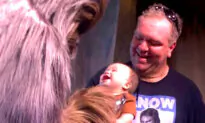 Watch the Tiniest Little Star Wars Fan’s Priceless Reaction on Meeting Chewbacca