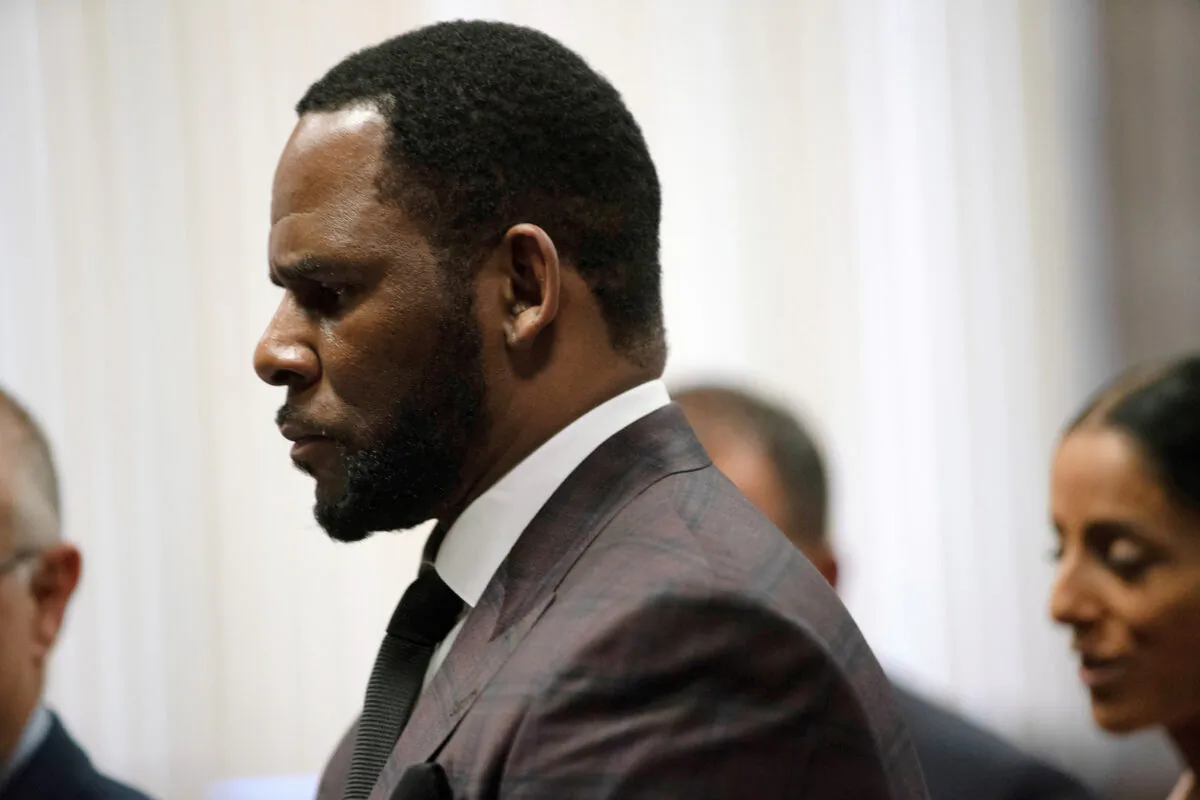 R. Kelly appears for a hearing at Leighton Criminal Court Building in Chicago, Illinois, U.S., June 26, 2019. (E. Jason Wambsgans/Chicago Tribune/Pool via Reuters)