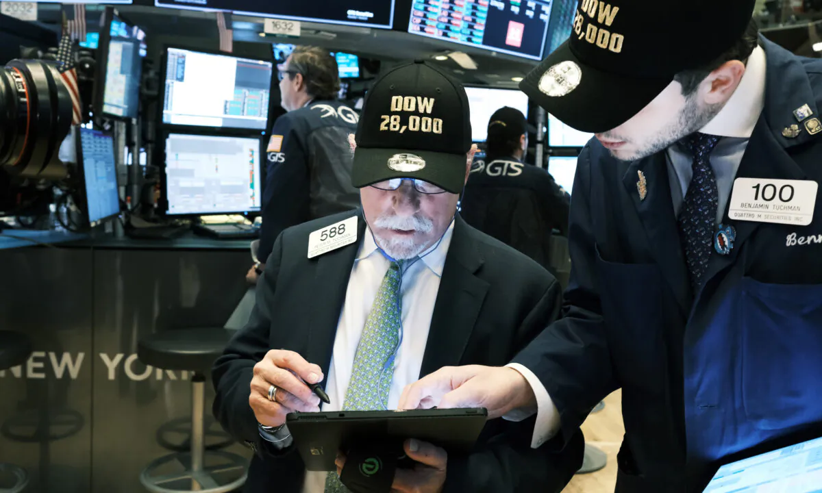 Traders wear "DOW 28,000" hats on the floor of the New York Stock Exchange (NYSE) in New York on Nov. 15, 2019. (Spencer Platt/Getty Images)