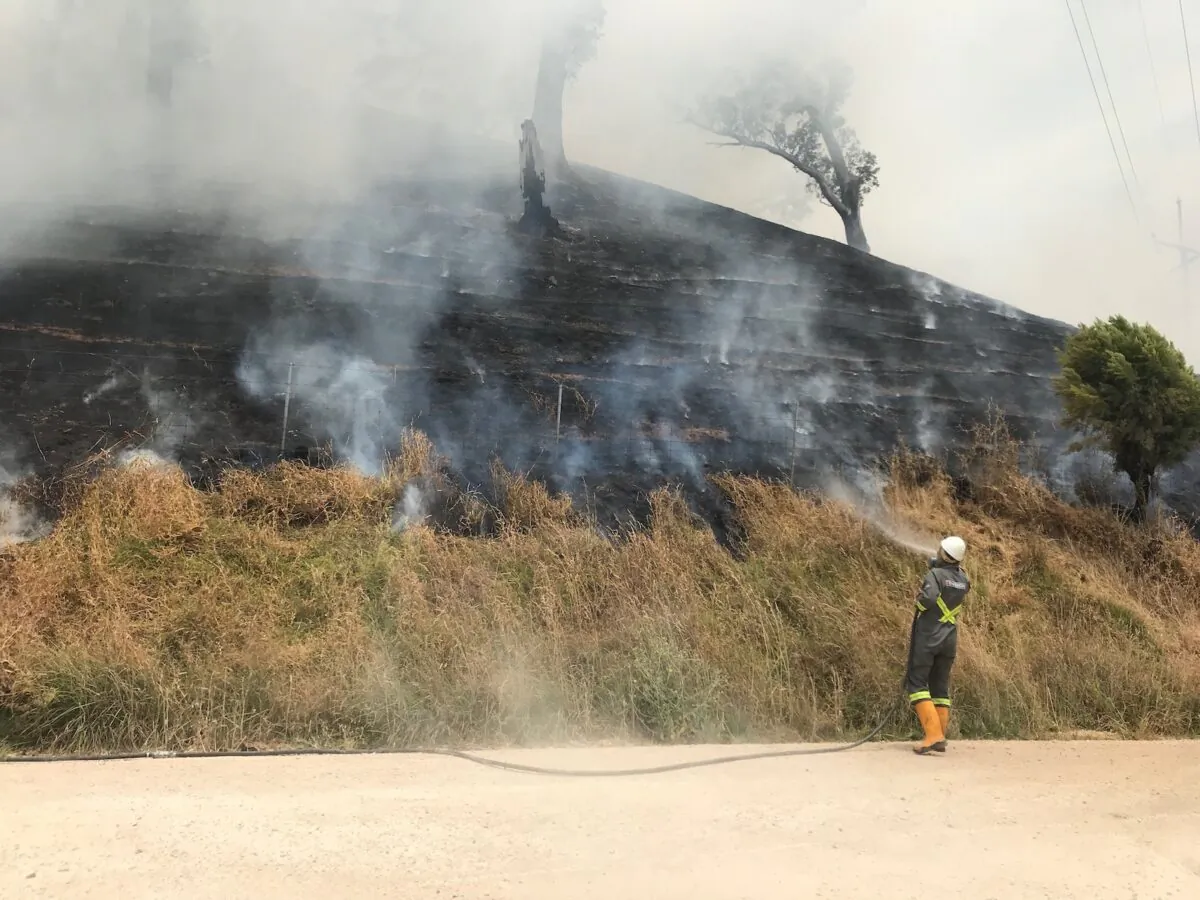 Smoke from a bushfire is seen near Gumeracha in the Adelaide Hills, Adelaide, Dec. 21, 2019. (AAP Image/Kathryn Bermingham)