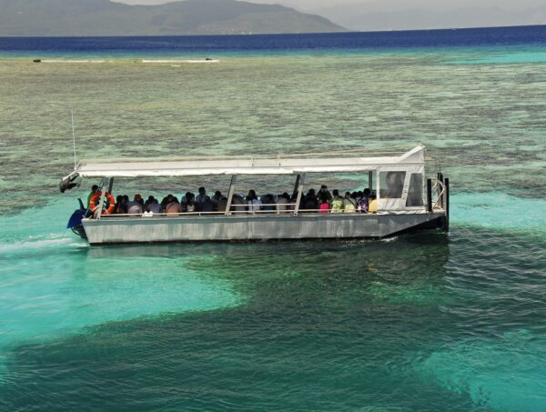 Great Barrier Reef op een boot met glazen bodem