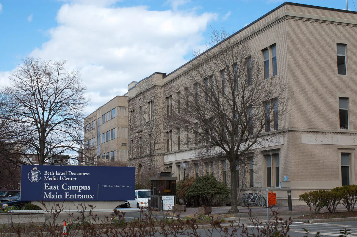 The main entrance to the east campus of the Beth Israel Deaconess Medical Center, on Brookline Avenue in Boston on April 21, 2011. (Tim Pierce/Wikimedia Commons[CC BY-SA 3.0 (ept.ms/2Bw5evC)])