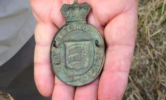 Metal Detectorist Uncovers a 125-Year-Old Murder Mystery After Finding a Cop’s Badge