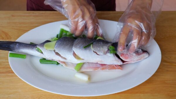Stuffing ginger and scallions