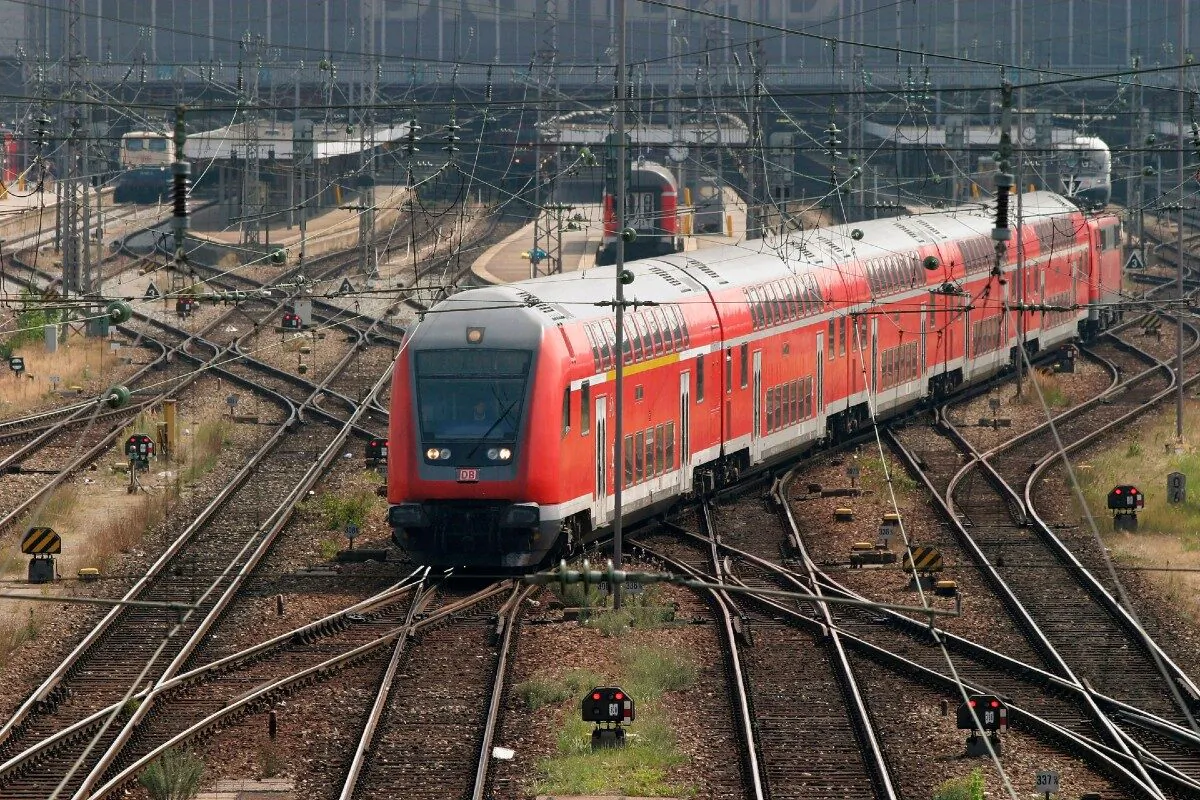 A German Railways (Deutsche Bahn) train leaves the main train station in Munich, Germany, on Aug. 22, 2003. (Sean Gallup/Getty Images)