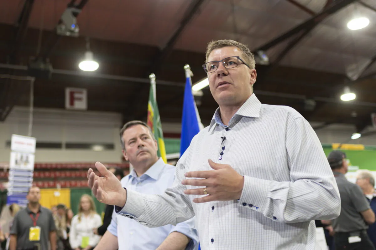 Alberta Premier Jason Kenney (L) and Saskatchewan Premier Scott Moe speak during a press conference at the Saskatchewan Oil & Gas Show in Weyburn, Sask. on June 5, 2019. (The Canadian Press/Michael Bell)
