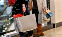 Record Online Sales Give Short US Holiday Shopping Season a Boost: Report
