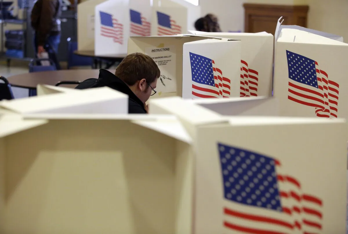 A voter fills out a ballot at a polling station in Des Moines, Iowa, on Nov. 6, 2018. (Joshua Lott/Getty Images)