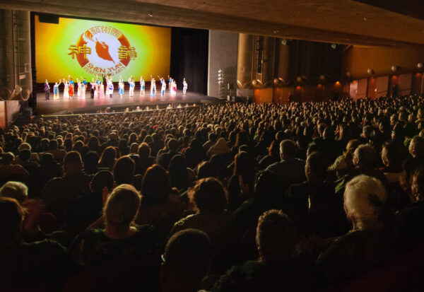 Shen-yun-audience-2019-12-28-730pm-sanjose-Curtain-shenyun-2