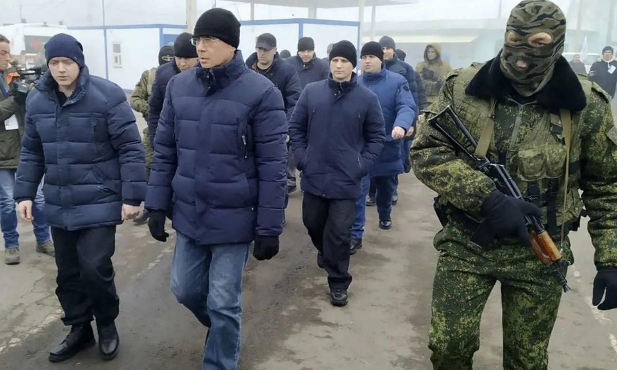Ukrainian war prisoners walk after being released after a prisoner exchange, near Odradivka, eastern Ukraine, on Dec. 29, 2019. (Evgeniy Maloletka/AP Photo) 