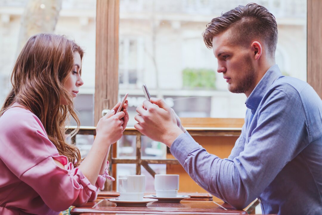 There is no question that our devices have changed our social lives, both for good and for ill. (Song_about_summer/Shutterstock)